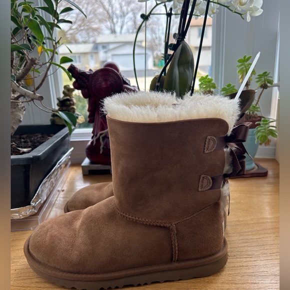 UGG SHOES| BAILEY BOW UGGS|COLOR TAN: SIZE 5 - Picture 3 of 16